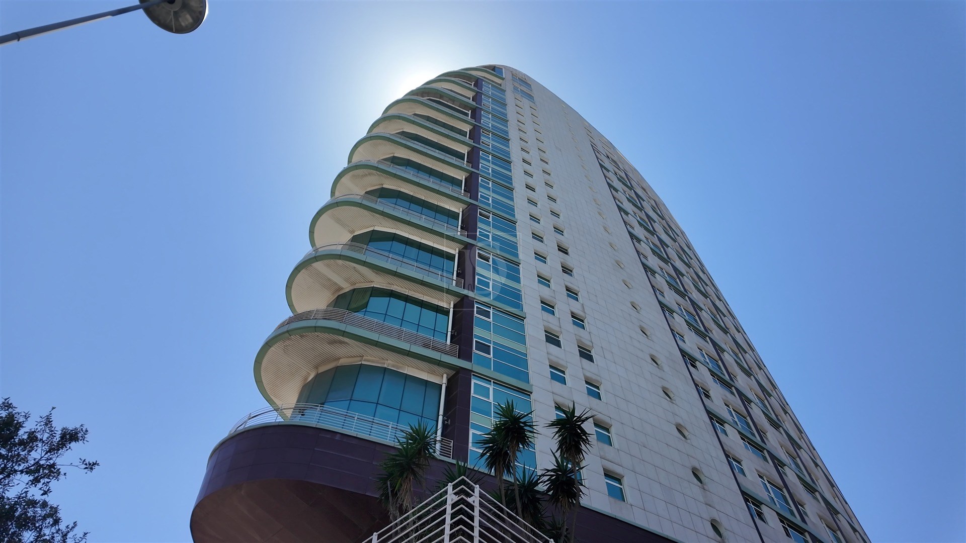 Duplex na Torre São Rafael com vista rio, 2 estacionamentos e arrecadação — Parque das Nações