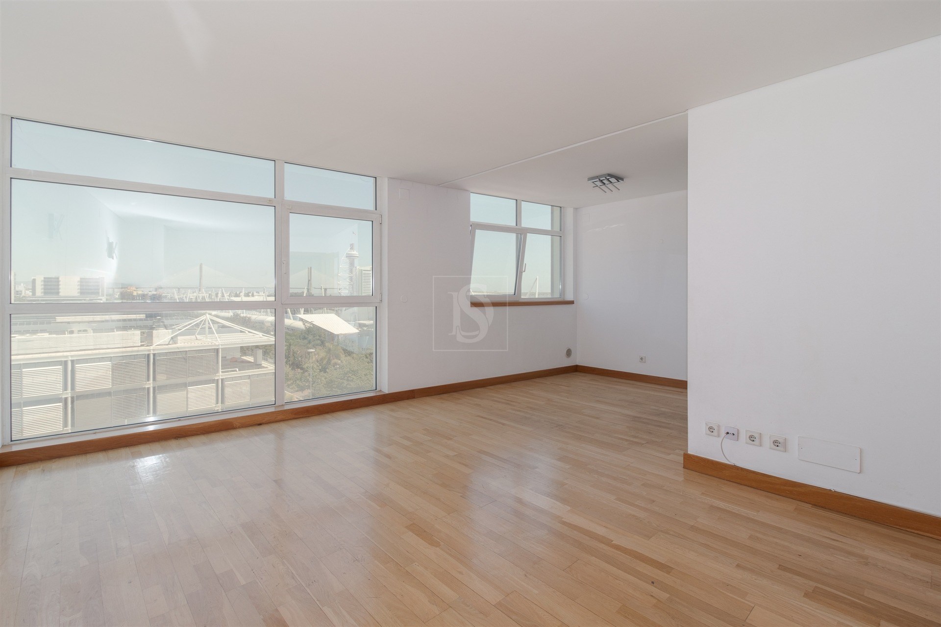 Duplex na Torre São Rafael com vista rio, 2 estacionamentos e arrecadação — Parque das Nações