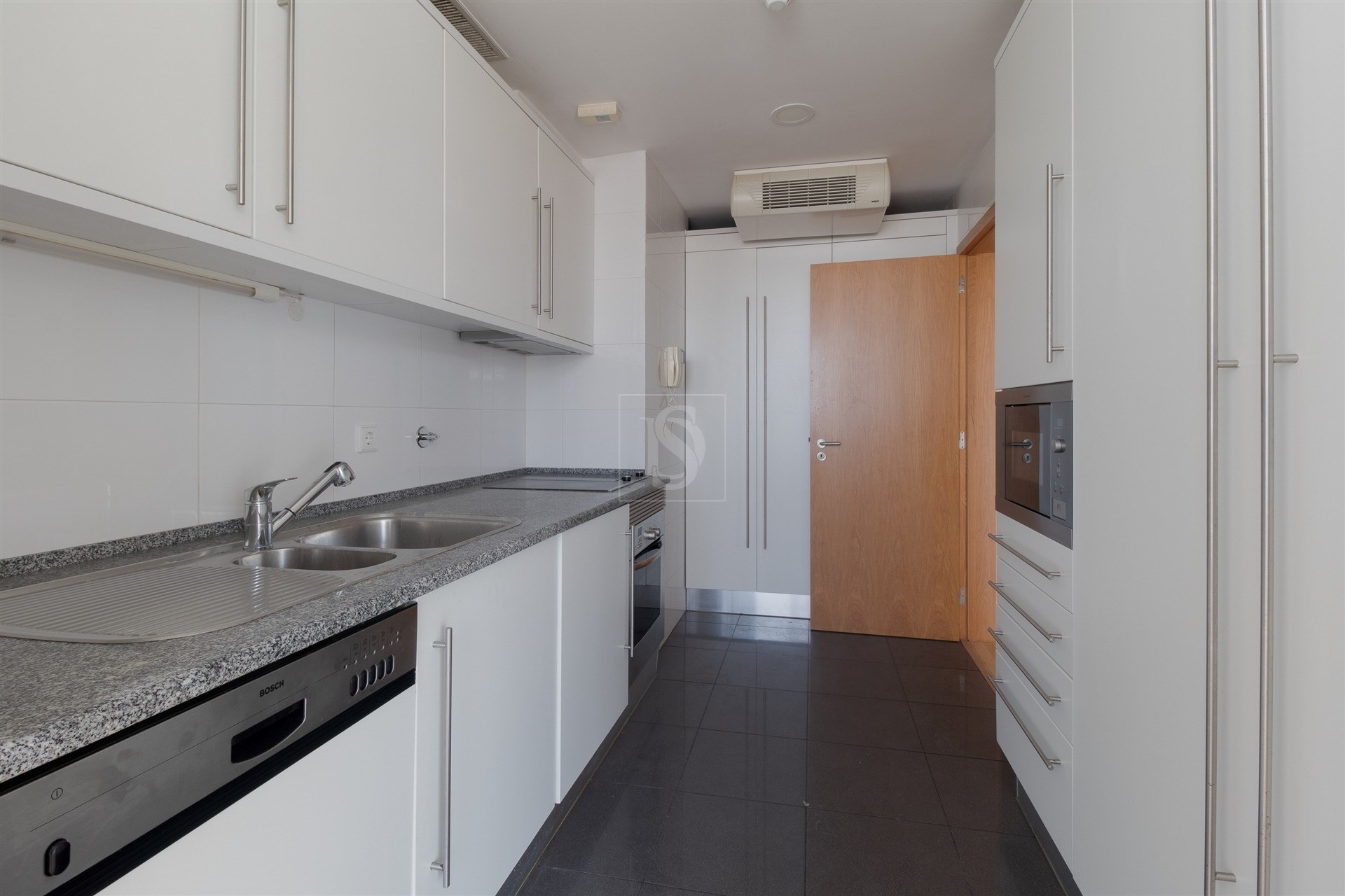 Duplex na Torre São Rafael com vista rio, 2 estacionamentos e arrecadação — Parque das Nações